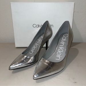 New W/box CALVIN KLEIN Women Silver Croc Gel Pod Gayle Stiletto Slip On Pumps 6M